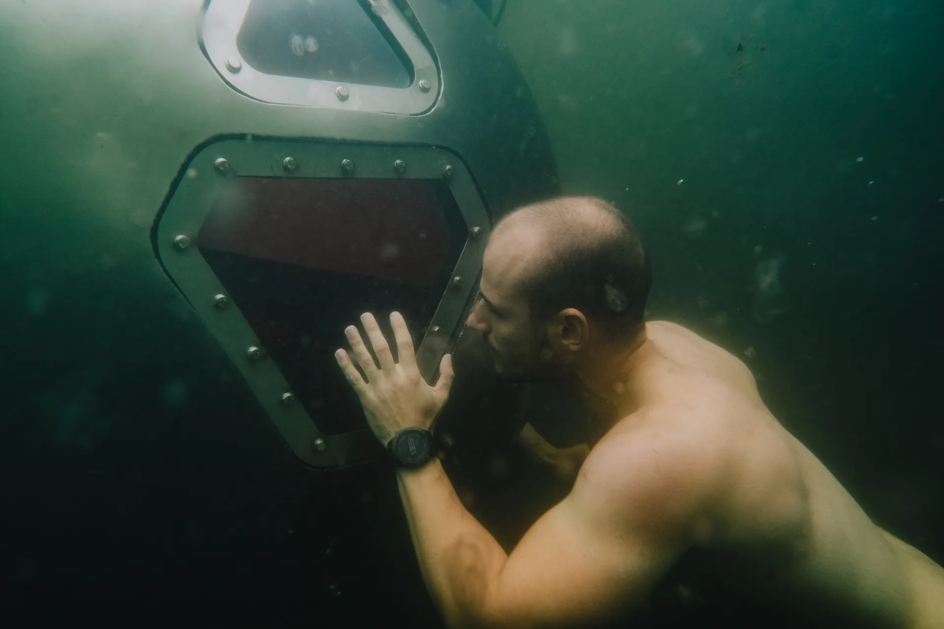 Image of Sebastian next to Uhab underwater